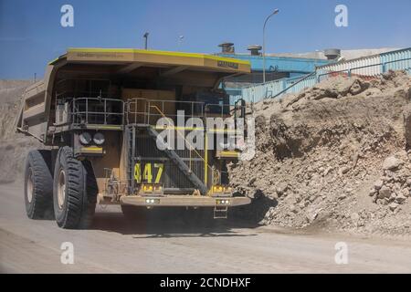 Riesige Muldenkipper, die die Kupfermine Chuquicamata im Tagebau bearbeiten, die nach Volumen größte der Welt, Chile Stockfoto