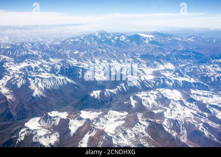 Luftaufnahme des schneebedeckten Andengebirges, Chile Stockfoto