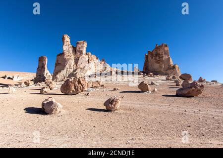 Steinformationen in Salar de Tara y Aguas Calientes I, Nationalpark Los Flamencos, Region Antofagasta, Chile Stockfoto