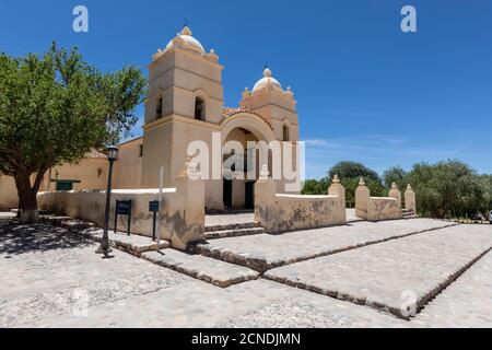 Außenansicht der Jesuitenkirche aus dem 17. Jahrhundert Iglesia San Pedro Nolasco de los Molinos, Provinz Salta, Argentinien Stockfoto