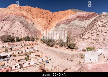 Das Dorf Purmamarca, am Fuße des Seven Colors Hill, Jujuy Provinz im Nordwesten Argentiniens Stockfoto