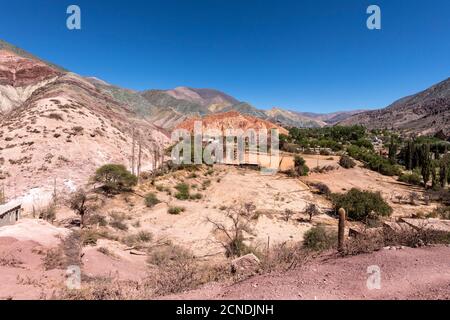Das Dorf Purmamarca, am Fuße des Seven Colors Hill, Jujuy Provinz im Nordwesten Argentiniens Stockfoto