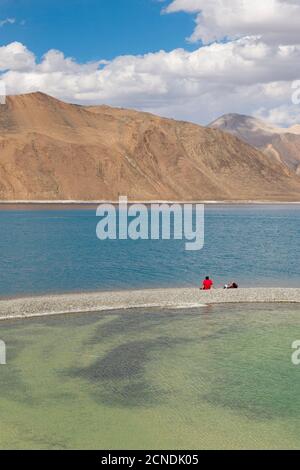 Tourist Enjopoying Seeblick, Ladakh, Indien Stockfoto