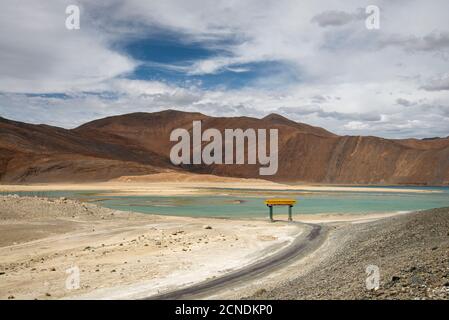 Eintrittspunkt zum Pangong See, Ladakh, Indien. Armyman am Pangong See, Ladakh, Indien. Pangong TSO ist ein endorheic See im Himalaya an einem e gelegen Stockfoto