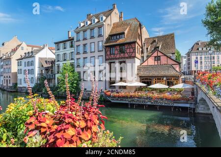 Restaurant am Fluss Ill, La Petite France, UNESCO-Weltkulturerbe, Straßburg, Elsass, Frankreich, Europa Stockfoto