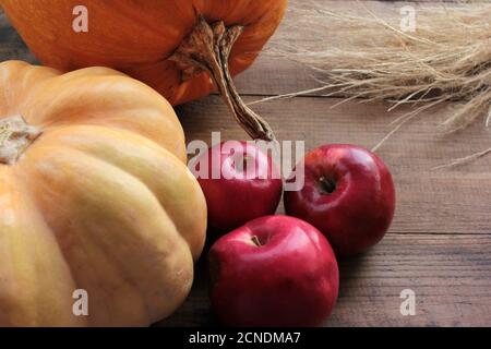 Herbststill-Leben mit Kürbissen und roten Äpfeln auf Holztisch. Thanksgiving oder Halloween Hintergrund. Speicherplatz kopieren Stockfoto