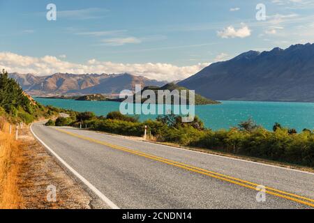 Straße entlang Lake Wakatipu bei Sonnenuntergang, Queenstown, Otago, Südinsel, Neuseeland, Pazifik
