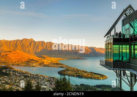 Blick über Queenstown und Lake Wakatipu von Skyline Queenstown Bar and Restaurant, Otago, Südinsel, Neuseeland, Pazifik Stockfoto