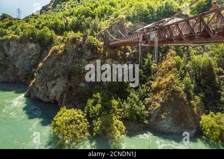 Bungee Jumping von Kawarau Bridge, Kawarau River Gorge, Queenstown, Otago, South Island, Neuseeland, Pazifik Stockfoto