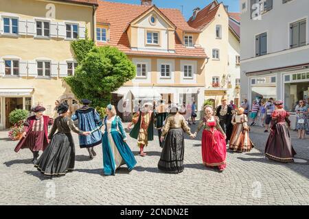Patrizier tanzt in der Altstadt, Füssen, Allgau, Schwaben, Bayern, Deutschland, Europa