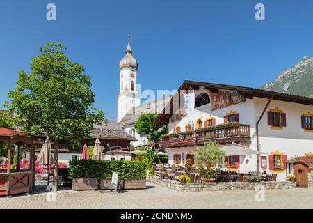 Cafe, Mohrenplatz, mit St. Martin Kirche, Garmisch-Partenkirchen, Oberbayern, Bayern, Deutschland, Europa Stockfoto