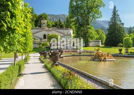 Wasserparterre und Treppen zum Venustempel, Schloss Linderhof, Werdenfelser Land, Bayerische Alpen, Oberbayern, Deutschland, Europa Stockfoto