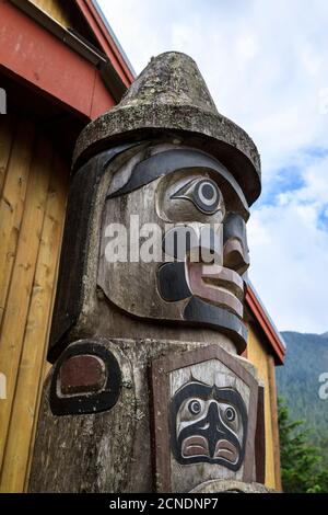 Carved Totem, The Big House, Klemtu, First Nations Kitasoo Xai Xais Gemeinschaft, Great Bear Rainforest, British Columbia, Kanada Stockfoto