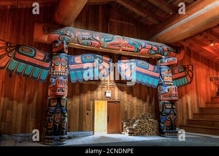 Geschnitzte Totems, The Big House, Klemtu, First Nations Kitasoo Xai Xais Gemeinschaft, Great Bear Rainforest, British Columbia, Kanada Stockfoto