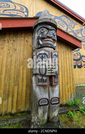 Außenansicht, The Big House, Klemtu, First Nations Kitasoo Xai Xais Gemeinschaft, Great Bear Rainforest, British Columbia, Kanada Stockfoto