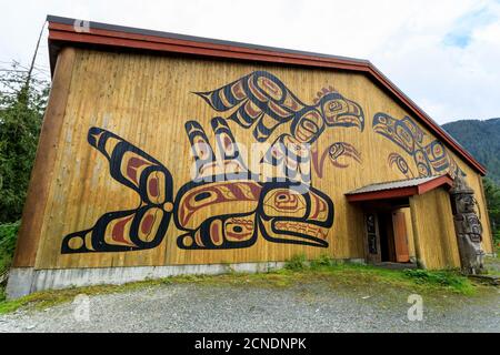 Außenansicht, The Big House, Klemtu, First Nations Kitasoo Xai Xais Gemeinschaft, Great Bear Rainforest, British Columbia, Kanada Stockfoto