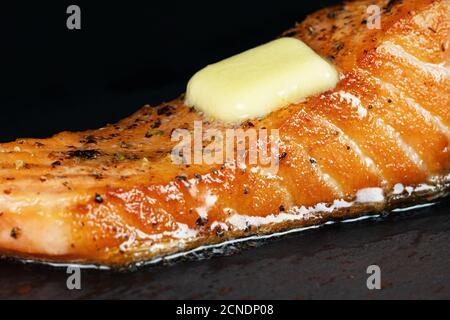 Stück Lachsfilet mit Butter. Stockfoto