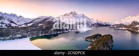 Luftpanorama des Piz Da La Margna und des Sils bei einem Winteraufgang, Engadin, Kanton Graubünden, Schweiz, Europa Stockfoto