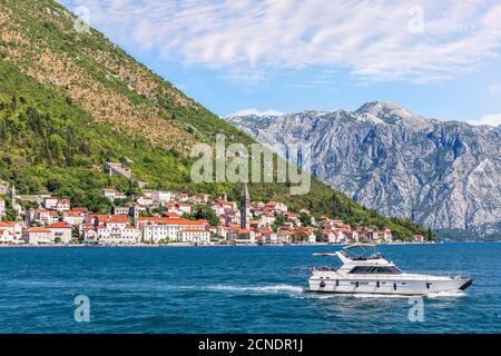 Perast Altstadt, Blick von der Bucht von Kotor in Montenegro Stockfoto