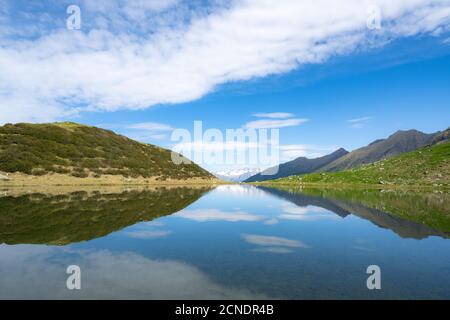 Berge spiegeln sich im blauen Wasser der Porcile Seen, Tartano Tal, Valtellina, Sondrio Provinz, Lombardei, Italien, Europa Stockfoto