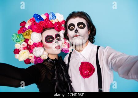 Nahaufnahme Foto von hübschen Dämon Paar Mann Dame umarmen nehmen Selfie lustig Streich Nachbarn tragen schwarzes Kleid Tod Kostüm Zucker Kopfband mit Totenkopf-Rosen Stockfoto