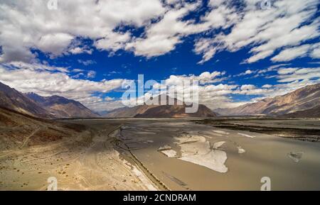 Shyok River, Nubra Valley, Ladakh, Indien . Trennt die Ladakh und Karakoram Ranges. Der Fluss Shyok ist ein Nebenfluss des Indus. Stockfoto