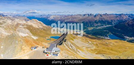 Luftpanorama mit Drohne von Piz Nair, Lej Alv See und St. Moritz im Hintergrund, Engadin, Kanton Graubünden, Schweiz, Europa Stockfoto