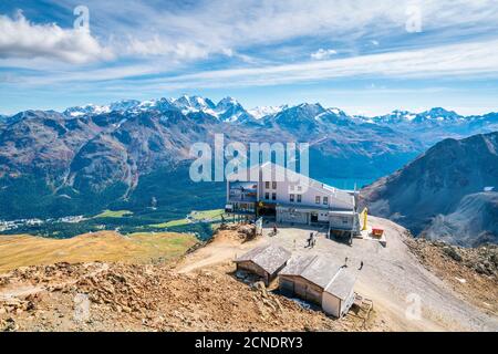 Luftaufnahme mit Drohne von Touristen an der Seilbahnstation auf dem felsigen Gipfel des Piz Nair, Engadin, Kanton Graubünden, Schweiz, Europa Stockfoto