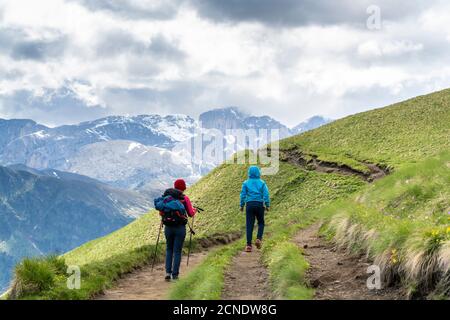 Rückansicht von Mutter mit Kind Trekking rund um die Langkofelgruppe, Dolomiten, Trentino-Südtirol, Italien, Europa Stockfoto