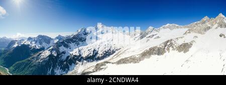 Panorama von Monte Disgrazia bedeckt mit Schnee, Luftaufnahme, Valmalenco, Valtellina, Sondrio Provinz, Lombardei, Italien, Europa Stockfoto