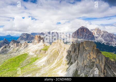 Luftaufnahme von Giau Pass, Ra Gusela, Nuvolau, Averau und Tofane Berge, Dolomiten, Provinz Belluno, Venetien, Italien, Europa Stockfoto