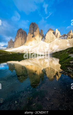 Sonnenuntergang über der Tre Cime di Lavaredo spiegelt sich in den Grava Longa Seen, Naturpark Sextner Dolomiten, Südtirol, Italien, Europa Stockfoto