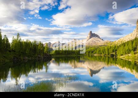 Wolken über Becco di Mezzodi spiegeln sich im blauen Wasser des Federasees bei Sonnenaufgang, Ampezzo Dolomites, Belluno, Veneto, Italien, Europa Stockfoto