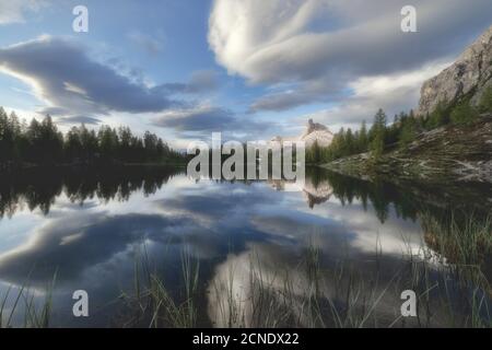 Wolken bei Sonnenaufgang über Rifugio Croda da Lago und Becco di Mezzodi spiegeln sich im Federasee, Ampezzo Dolomiten, Venetien, Italien, Europa Stockfoto