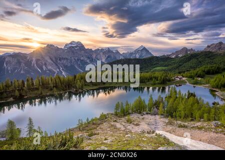 Rifugio Croda da Lago und Federasee bei Sonnenuntergang mit Antelao und Sorapiss im Hintergrund, Ampezzo Dolomiten, Venetien, Italien, Europa Stockfoto