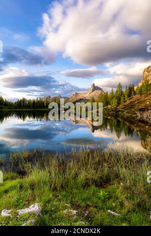 Sonnenaufgang über Becco di Mezzodi und dem unberührten Federasee im Sommer, Ampezzo Dolomiten, Provinz Belluno, Venetien, Italien, Europa Stockfoto