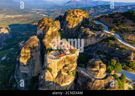 Luftaufnahme mit Drohne des Heiligen Klosters von Varlaam bei Sonnenaufgang, UNESCO-Weltkulturerbe, Meteora Klöster, Griechenland, Europa Stockfoto