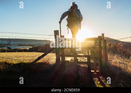 Rückansicht des Wanderstiels bei Sonnenaufgang an einem frostigen Novembermorgen. North York Moors National Park, North Yorkshire, England. VEREINIGTES KÖNIGREICH Stockfoto