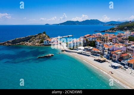 Luftaufnahme von Kokkari und seinem Kiesstrand, Samos, griechischen Inseln, Griechenland, Europa Stockfoto