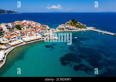 Luftaufnahme von Kokkari und seinem Kiesstrand, Samos, griechischen Inseln, Griechenland, Europa Stockfoto