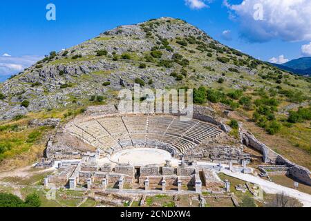 Luftaufnahme mit Drohne des Amphitheaters, Philippi, UNESCO Weltkulturerbe, Mazedonien, Griechenland, Europa Stockfoto