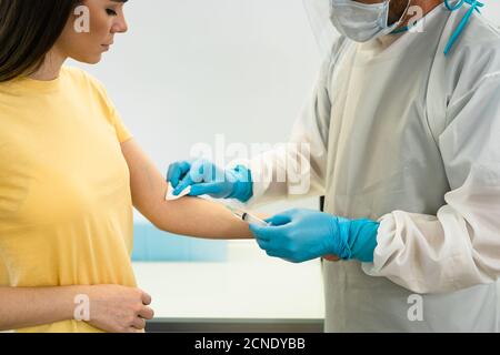 Doctor doing medizinische Injektion Spritze Impfstoff für junge Patienten in Krankenhaus zur Vorbeugung und Bekämpfung des Corona-Virus-Ausbruchs Stockfoto