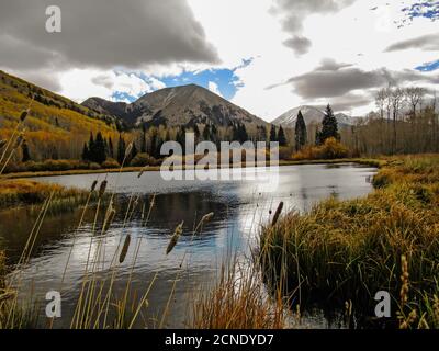 Warner Lake an einem Spätherbsttag, mit dem ersten Schnee auf dem Haystack Mountain im Hintergrund und ein paar Schilf im Vordergrund, fotografiert im La Stockfoto