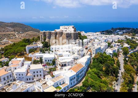 Luftaufnahme mit Drohne des Klosters des Heiligen Johannes des Theologen, UNESCO-Weltkulturerbe, Chora, Patmos, Dodekanes, griechische Inseln, Griechenland, Europa Stockfoto