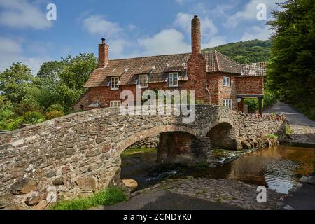 Die Packhorse Brücke und alte Hütten im Dorf Allerford, Exmoor Nationalpark, Somerset, England, Vereinigtes Königreich, Europa Stockfoto