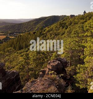 Blick vom roten Sandsteinfelsen Effles auf Schloss Nideggen, Nideggen, Eifel, Deutschland, Europa Stockfoto