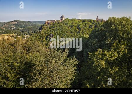 Blick auf Schloss Nideggen und die Pfarrkirche St. Johannes Baptist, Nideggen, Deutschland, Europa Stockfoto