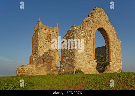 Die Ruinen der St. Michael's Church auf dem Gipfel des Burrow Mump, einem kleinen Hügel bei Burrowbridge, in den Somerset Levels, Somerset, England Stockfoto