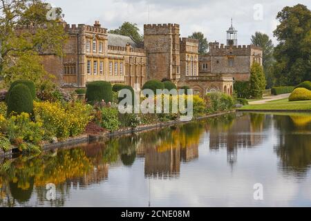 Die Abteigebäude, die man über den Long Pond, in Forde Abbey and Gardens, in der Nähe von Chard, Somerset, England, Großbritannien, Europa sieht Stockfoto