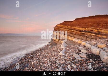 Abendlicht auf Felsen und Klippe am Kilve Beach, Kilve, in der Nähe von Nether Stowey, Somerset, England, Großbritannien, Europa Stockfoto